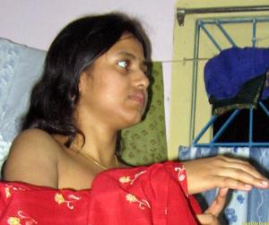 Abitha Aunty_39.jpg Cute Abitha Aunty Saree Candid Panties and Nudes